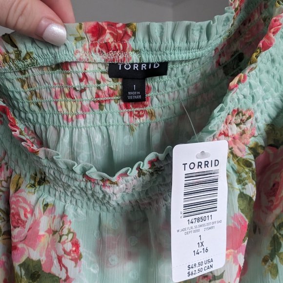 BNWT Torrid Off the Shoulder Green Floral Swiss Dot Smocked Ruffle Top Sz 1 - Picture 4 of 4